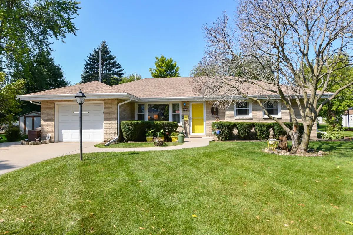 234 Millwood Ln, Waukesha, WI 53188 - #1