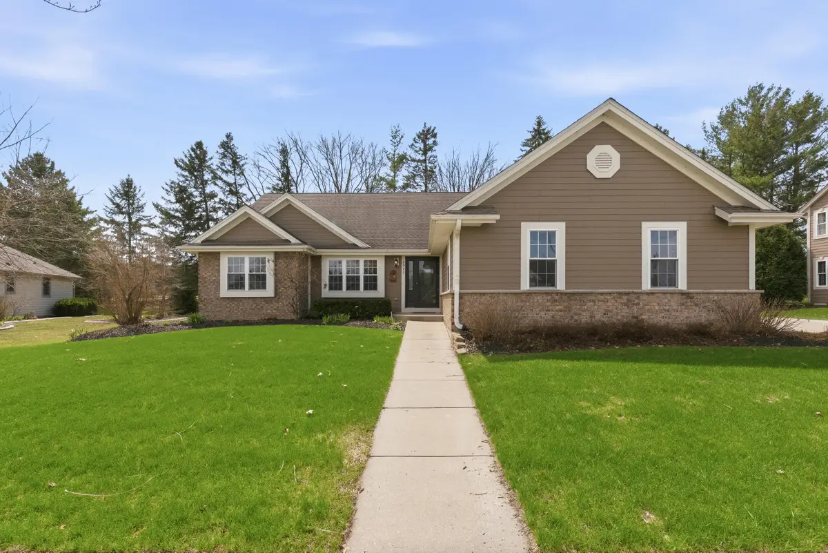2947 South Gate Dr, Hartford, WI 53027 - #1