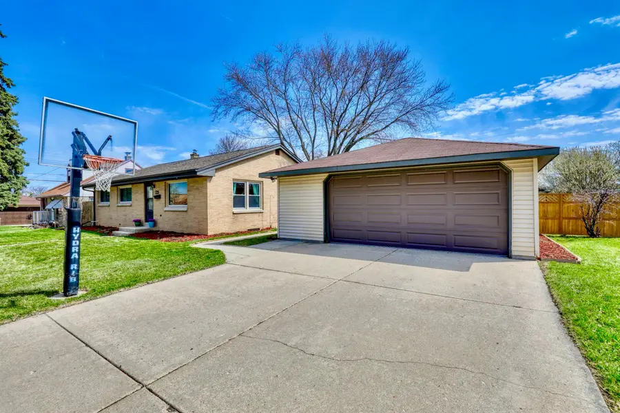 4724 S 24th St, Milwaukee, WI 53221 - #2