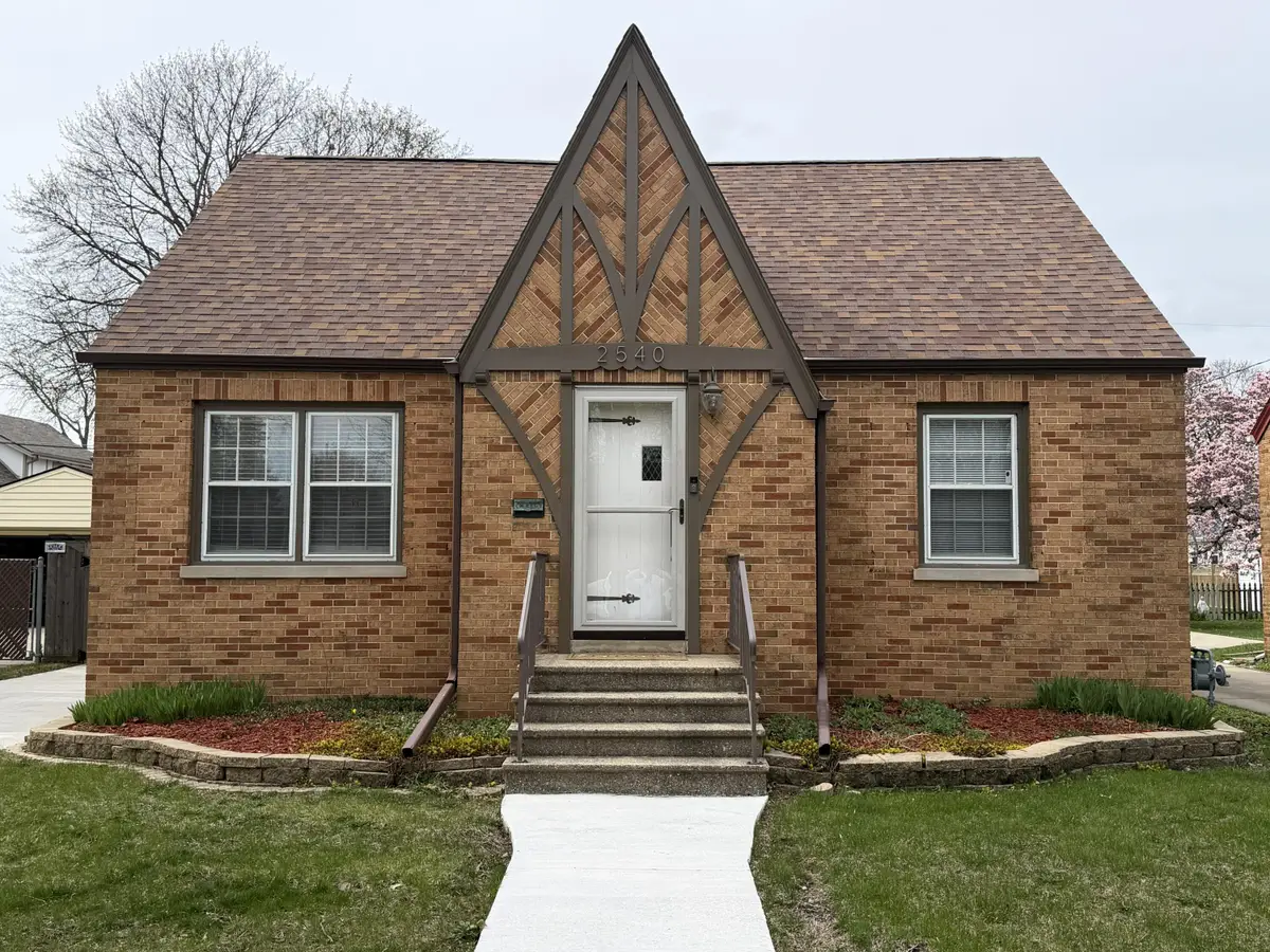 2540 Lincoln Rd, Kenosha, WI 53143 - #1