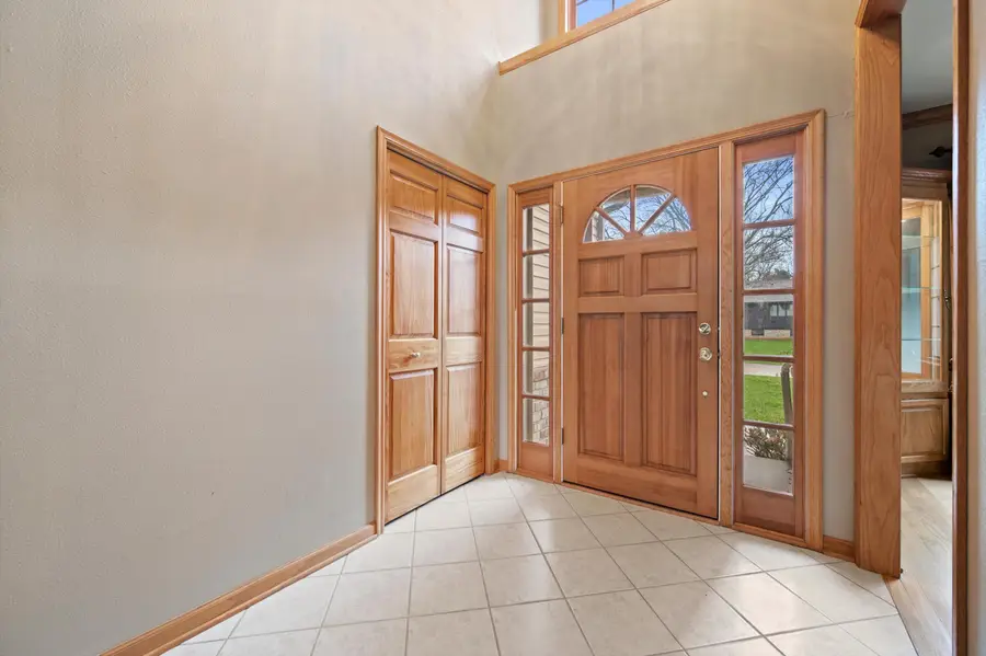 4009 Hickory Knoll Rd, Delafield, WI 53029 - #3