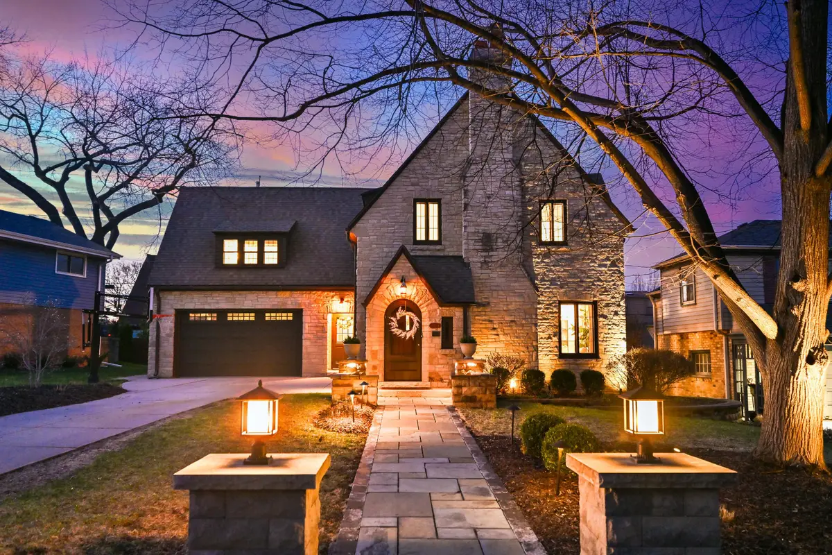 8204 Brookside Pl, Wauwatosa, WI 53213 - #1
