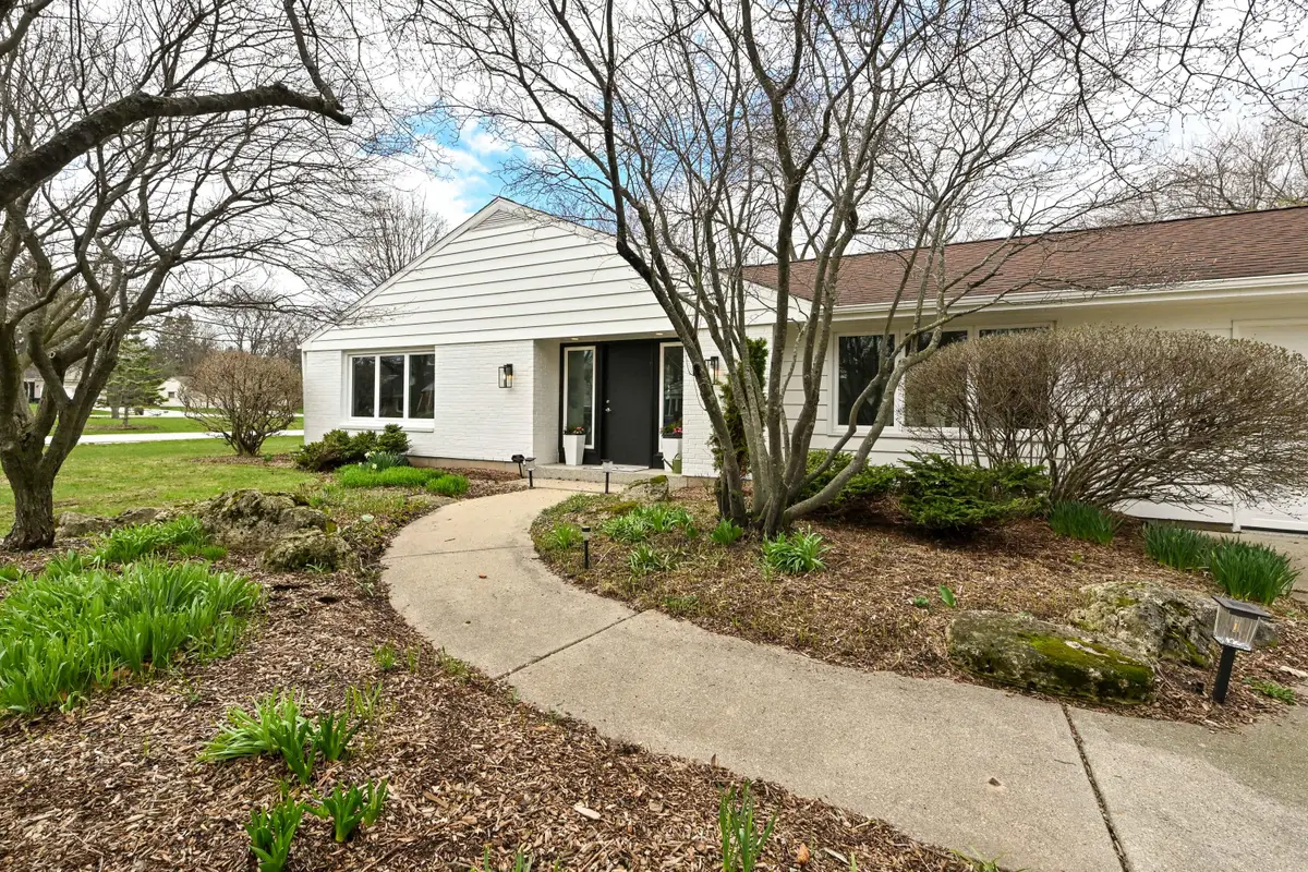 8207 N Regent Rd, Fox Point, WI 53217 - #1