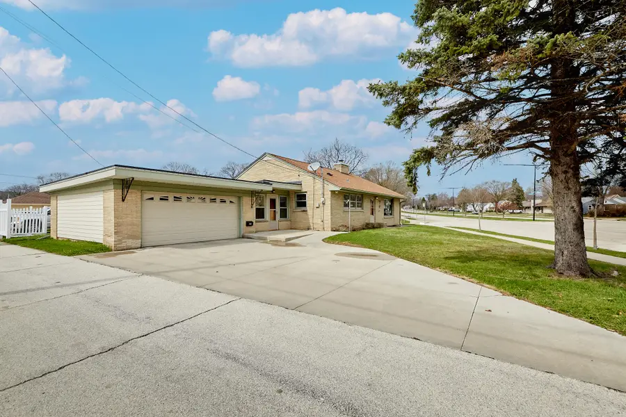 2909 S 76th St, West Allis, WI 53219 - #2