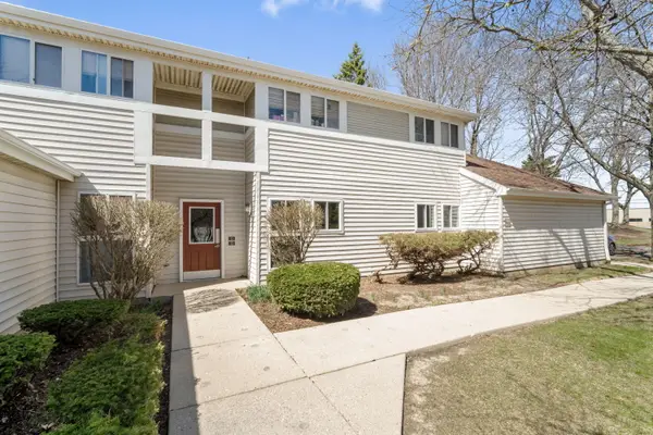 863 W Puetz Rd, Oak Creek, WI 53154