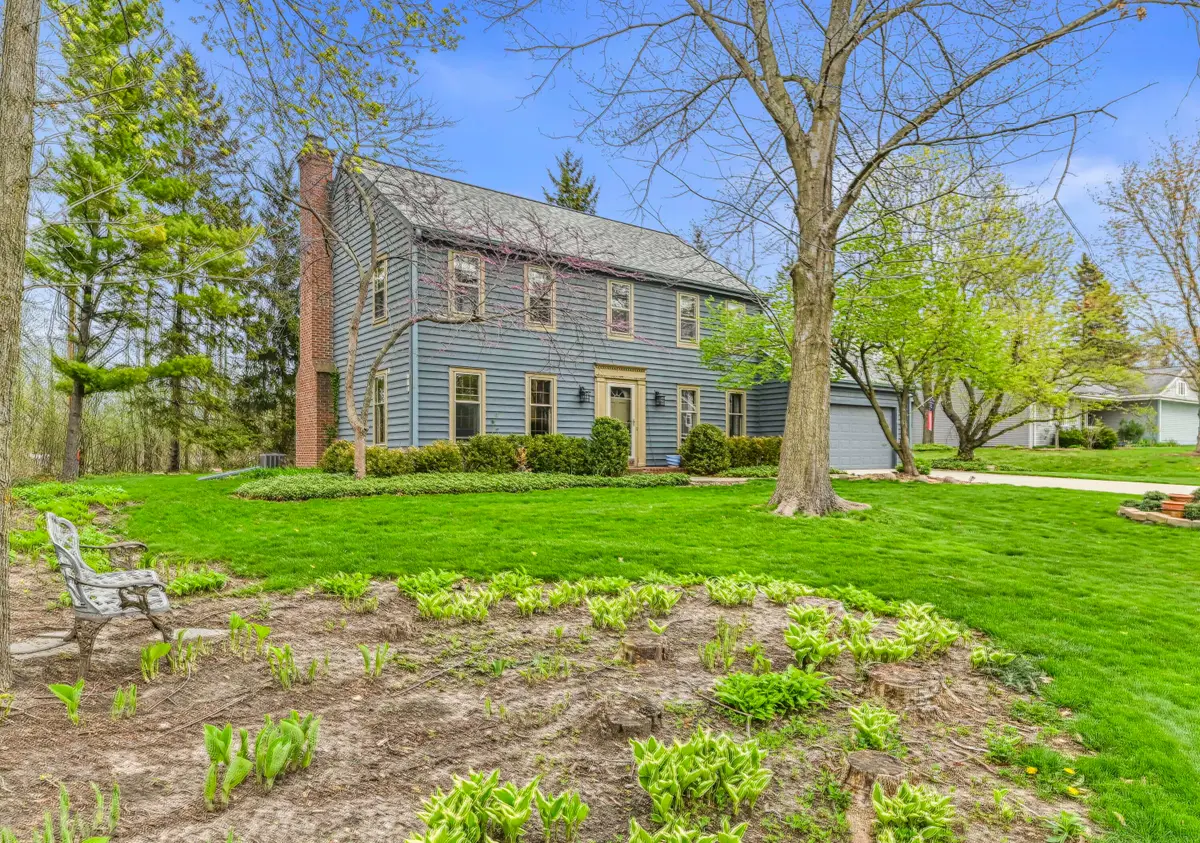 406 Crescent Ln, Thiensville, WI 53092 - #1