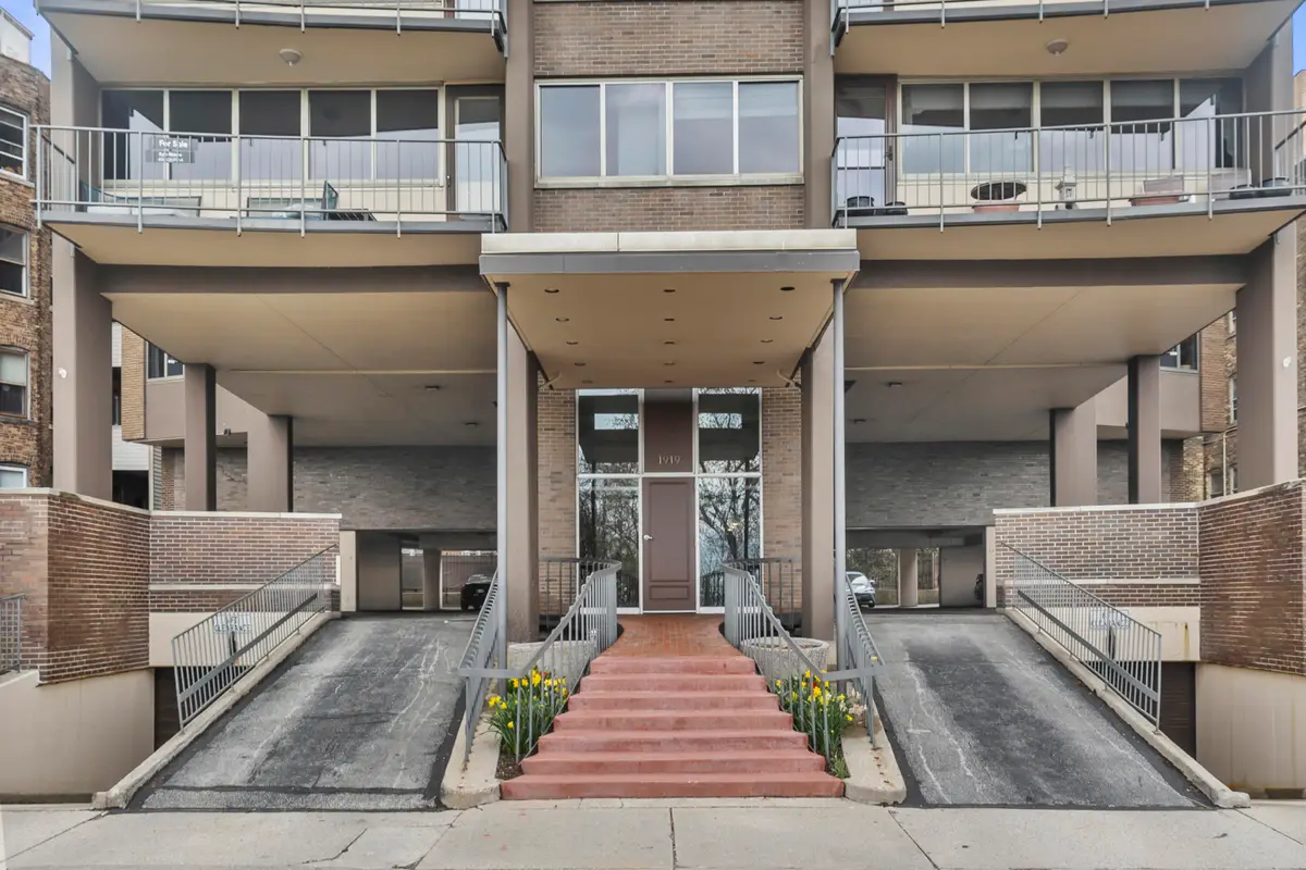 1919 N Summit Ave, Milwaukee, WI 53202 - #1