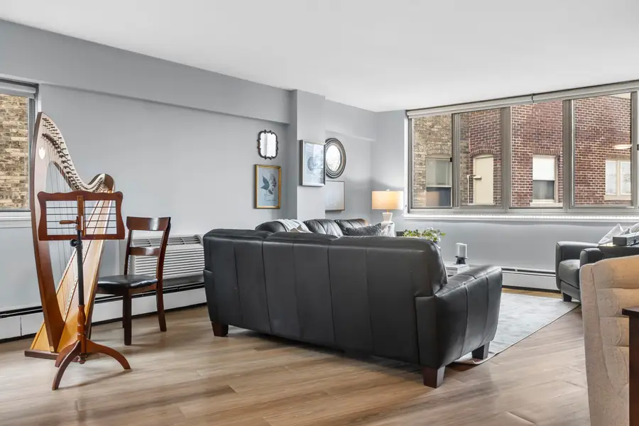 1919 N Summit Ave, Milwaukee, WI 53202 - #2