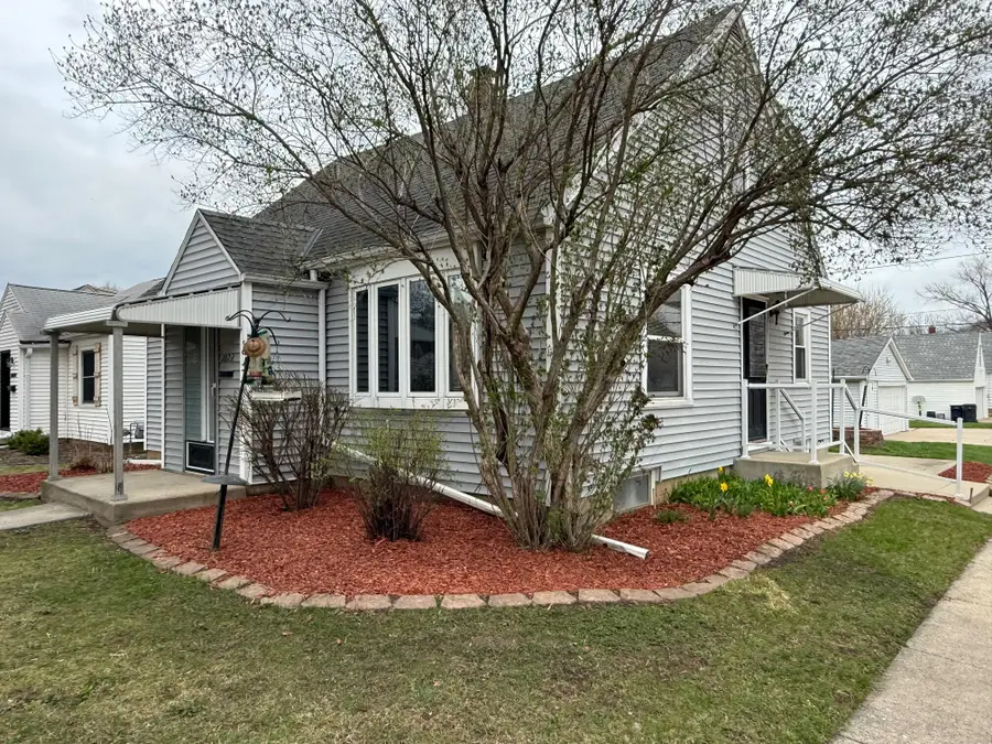 1022 S 90th St, West Allis, WI 53214 - #2