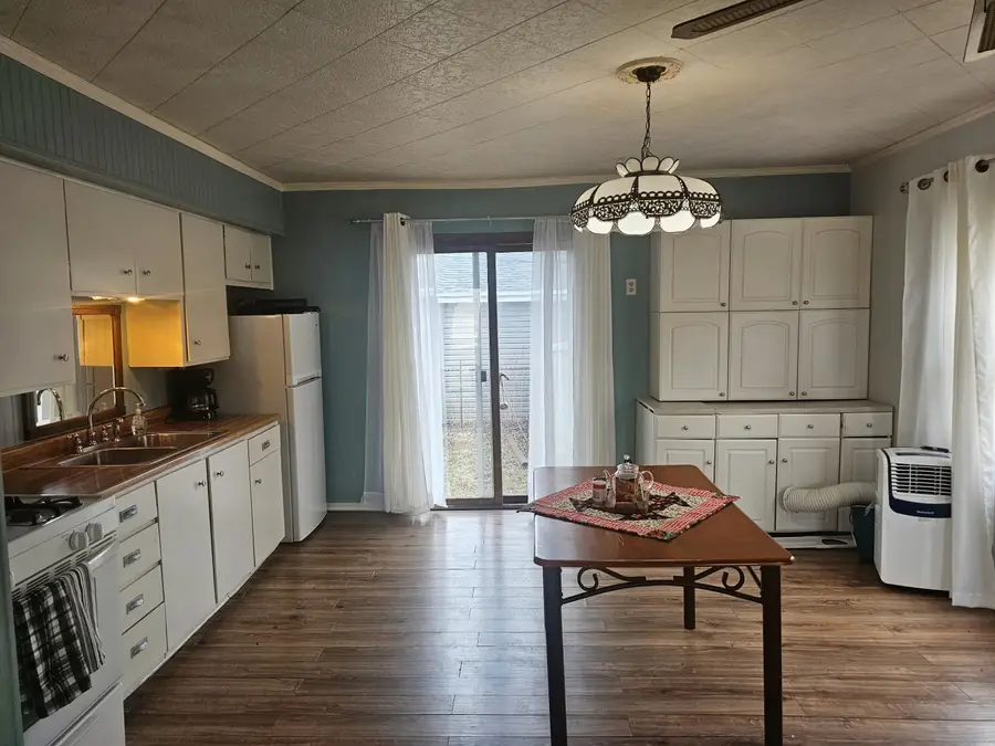 956 Circle Dr, Manitowoc, WI 54220 - #2