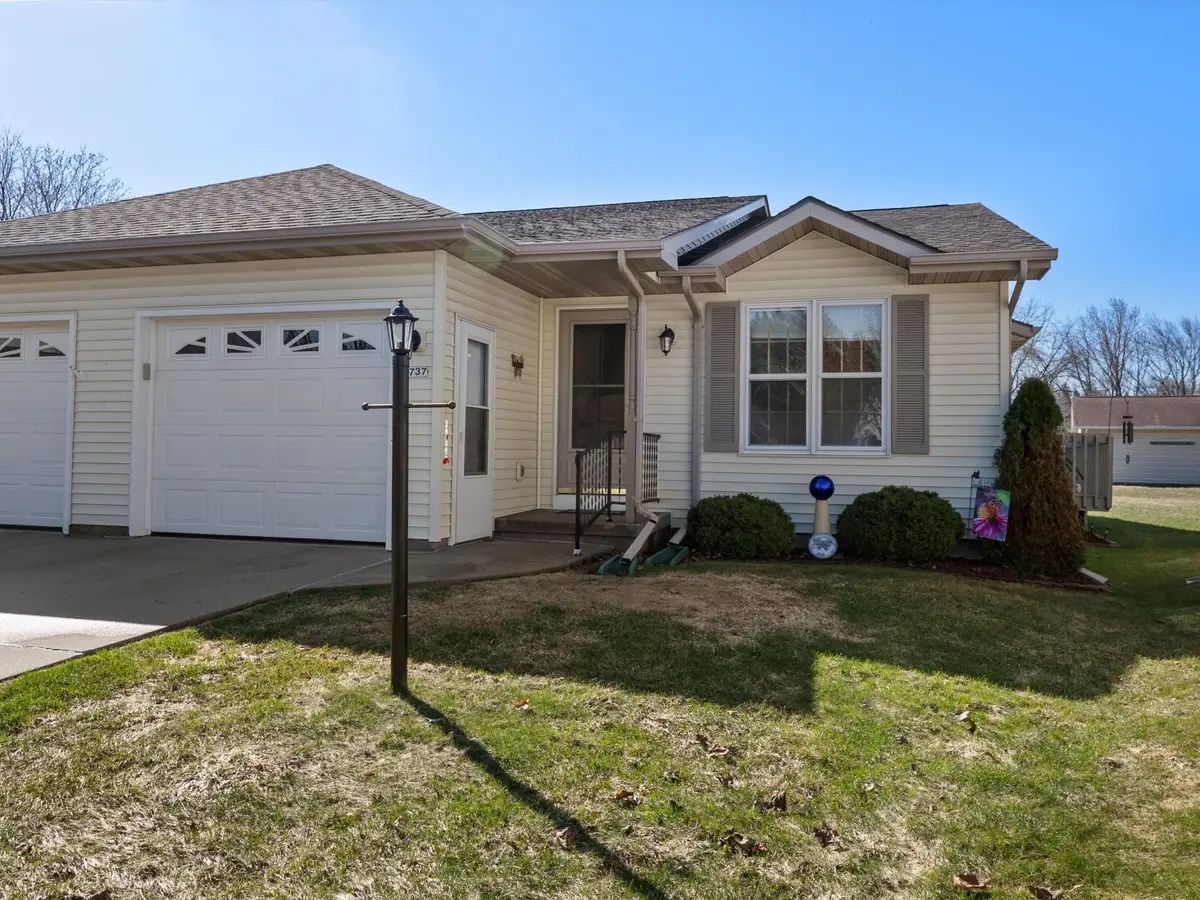 1737 Cedar Ct, Manitowoc, WI 54220 - #1