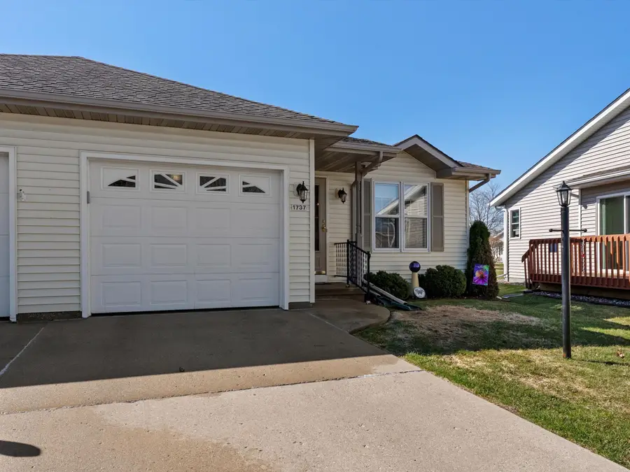 1737 Cedar Ct, Manitowoc, WI 54220 - #2