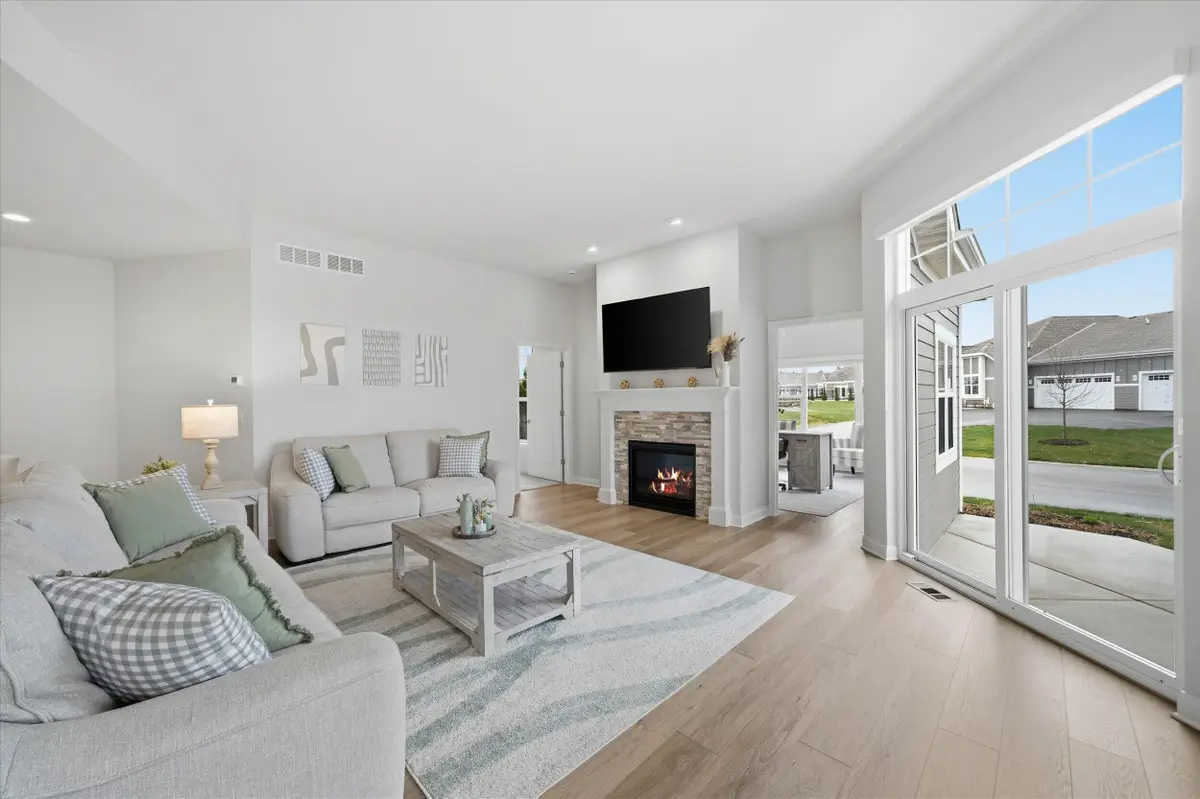 832 N Verona Cir, Grafton, WI 53024 - #1