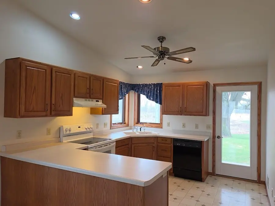 2233 Knuell St, Manitowoc, WI 54220 - #2