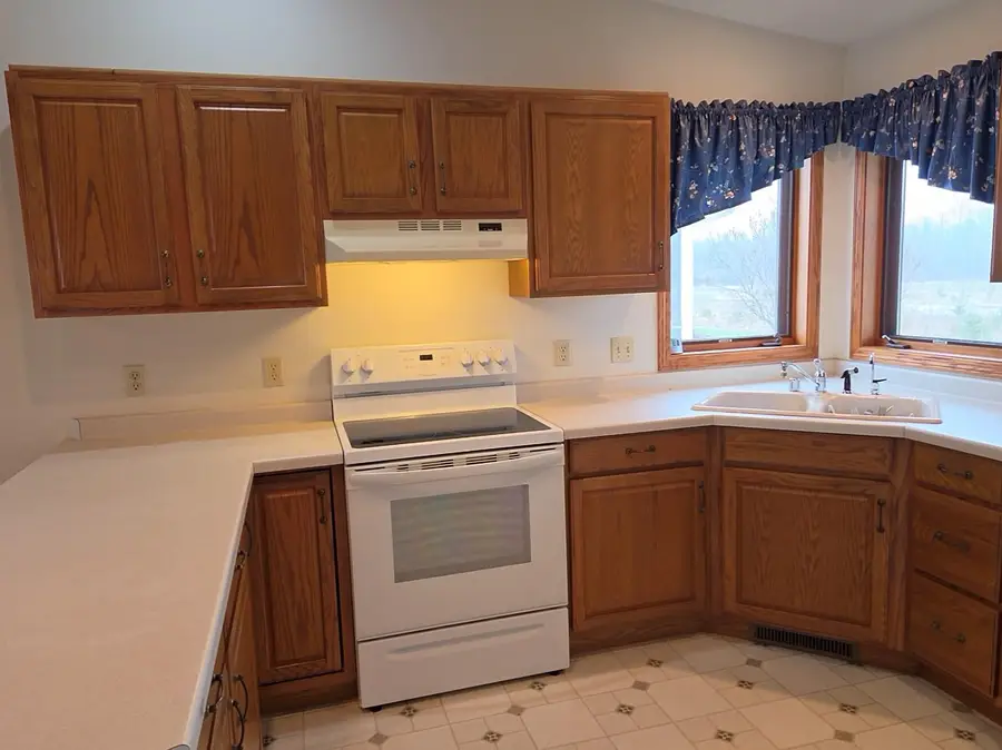 2233 Knuell St, Manitowoc, WI 54220 - #3