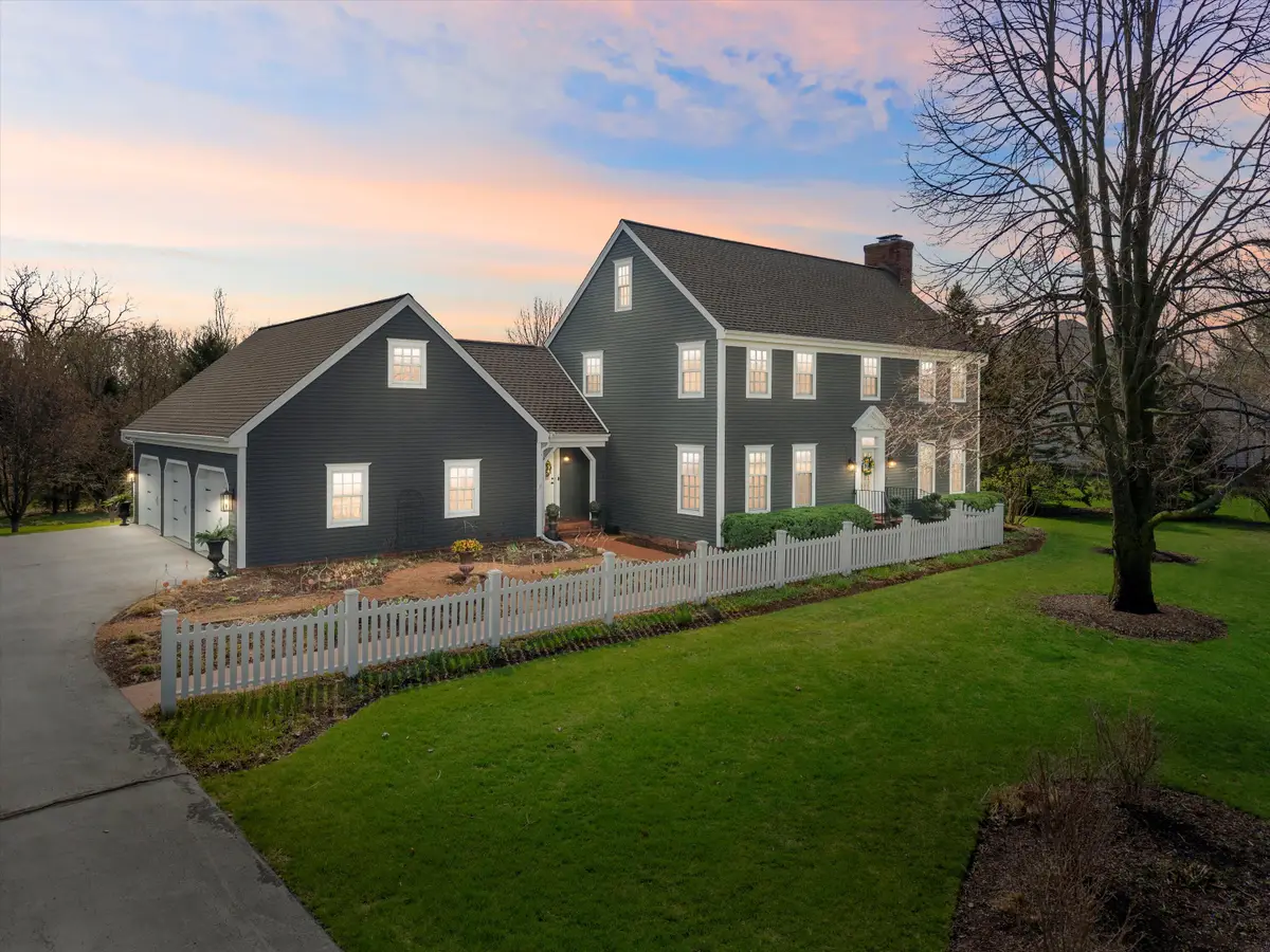 W289N3344 Lost Creek Ct, Delafield, WI 53072 - #1