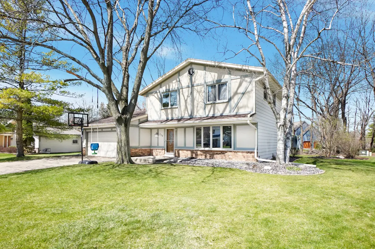 738 Buckingham Way, Hartland, WI 53029 - #1