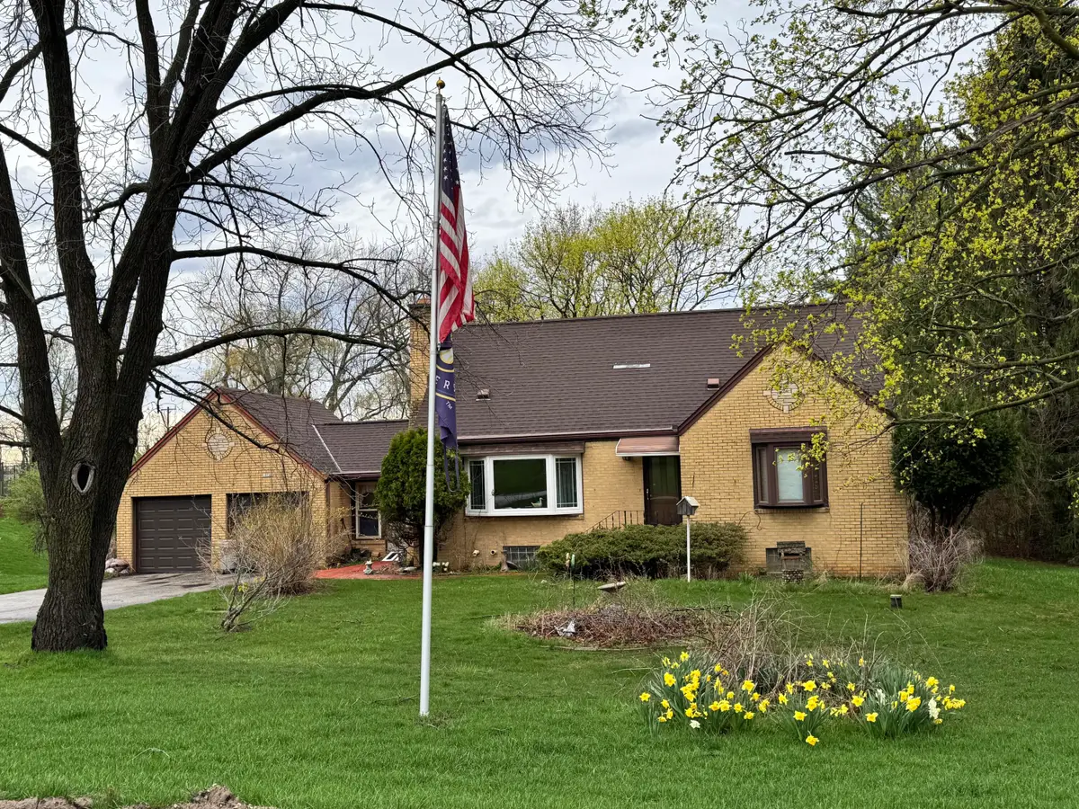 16730 Hillsdale Dr, Brookfield, WI 53005 - #1