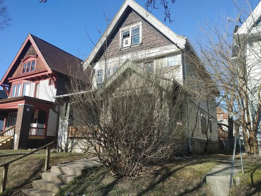 2551 N 40th St, Milwaukee, WI 53210 - #2