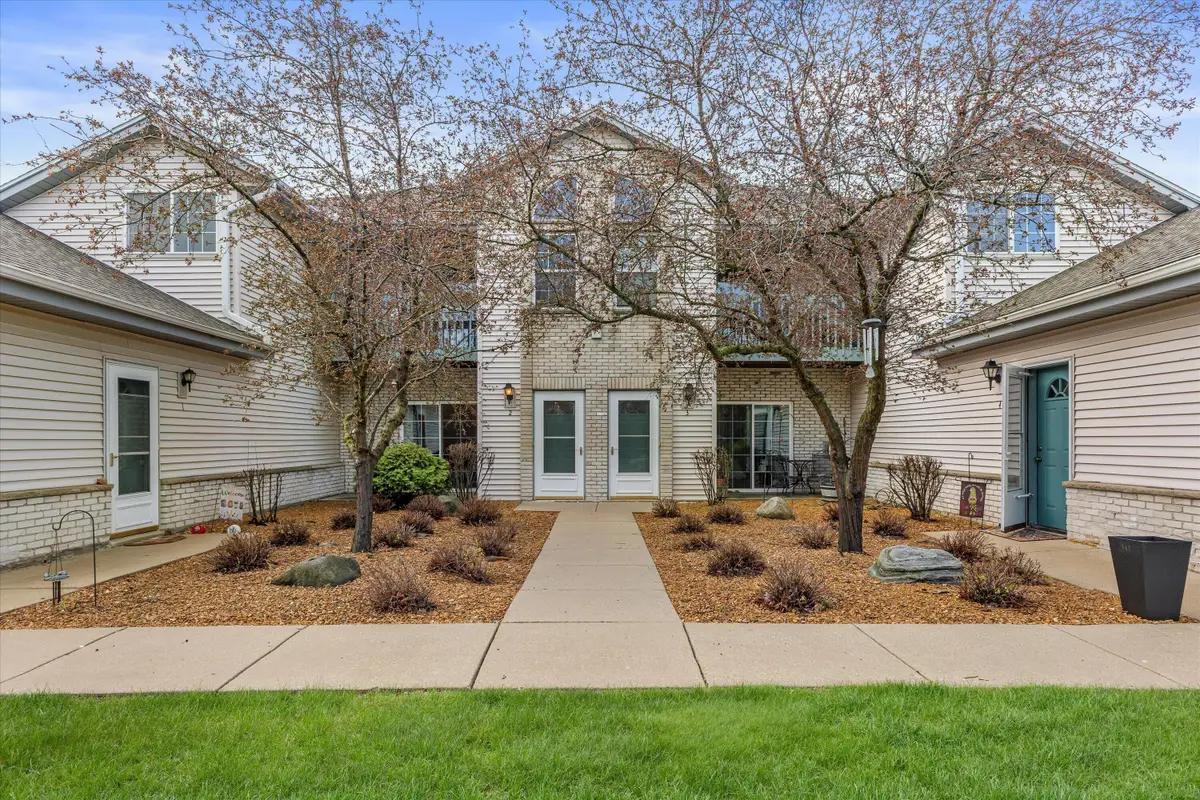 1821 E Racine Ave, Waukesha, WI 53186 - #1