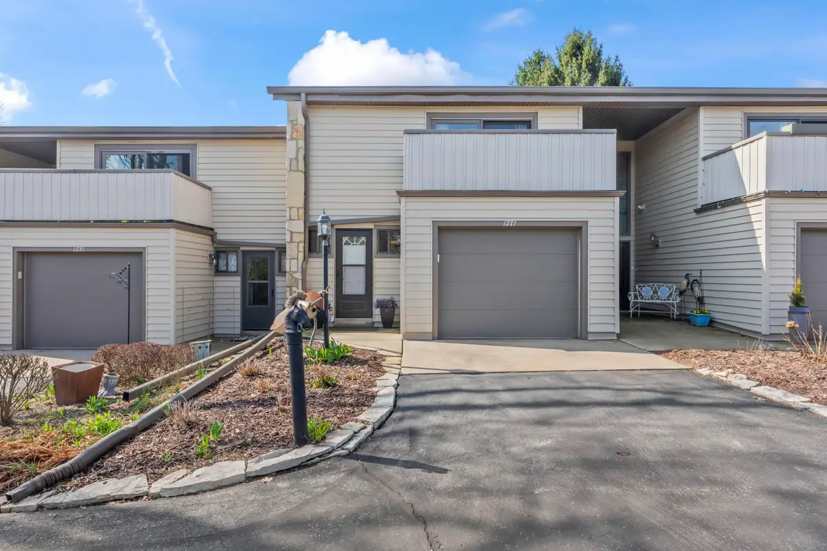 966 Valentine Rd, Oconomowoc, WI 53066 - #1