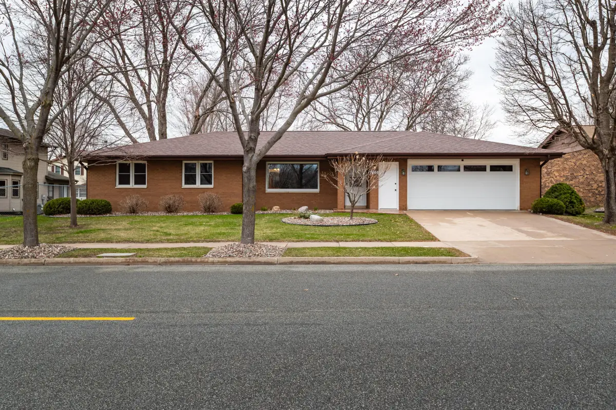 705 Grove St, Onalaska, WI 54650 - #1