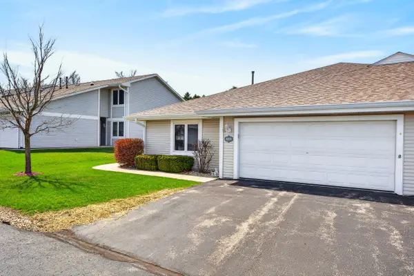 207 Hartford Sq, Hartford, WI 53027