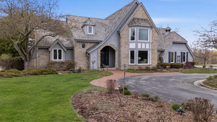 702 W Haddonstone Pl, Mequon, WI 53092 - #2