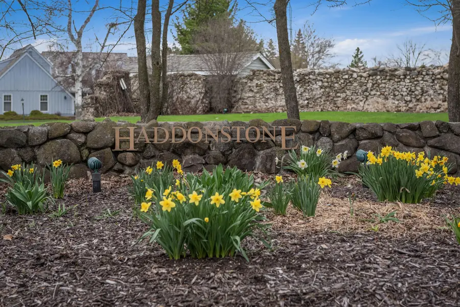 702 W Haddonstone Pl, Mequon, WI 53092 - #3