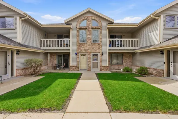 2112 Woodburn Rd, Waukesha, WI 53188