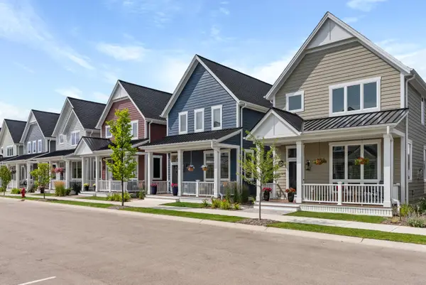 6240 W Fox Crossing Dr, Mequon, WI 53092