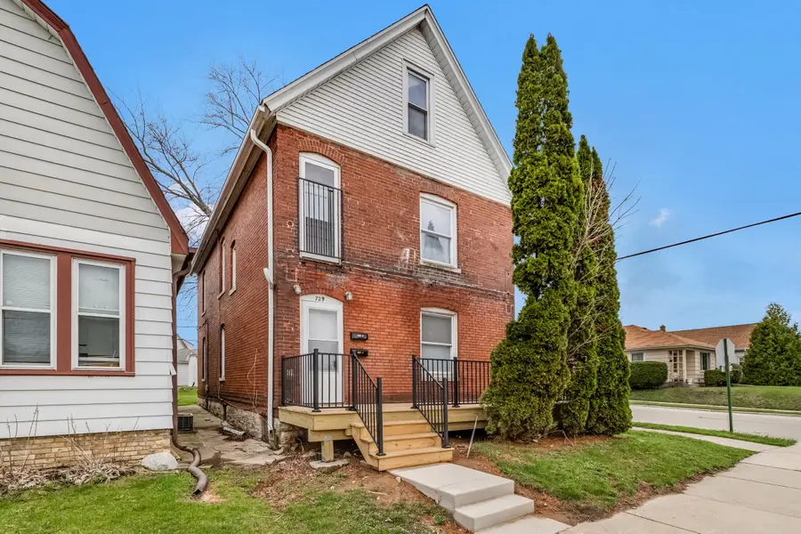 729 Montana Ave, South Milwaukee, WI 53172 - #2