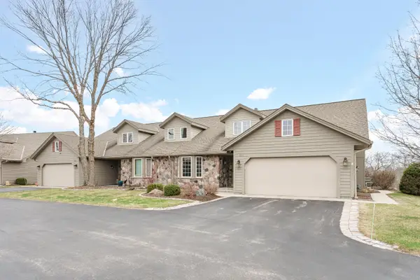 203 Deer Ridge Dr, West Bend, WI 53095