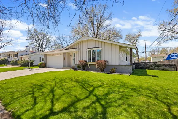 1448 Cottonwood Dr, Waukesha, WI 53189