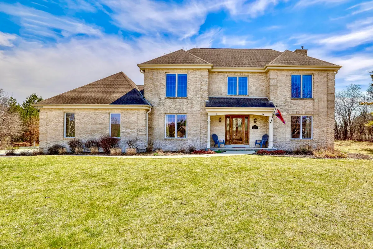 W157N7420 Stonewood Cir, Menomonee Falls, WI 53051 - #1