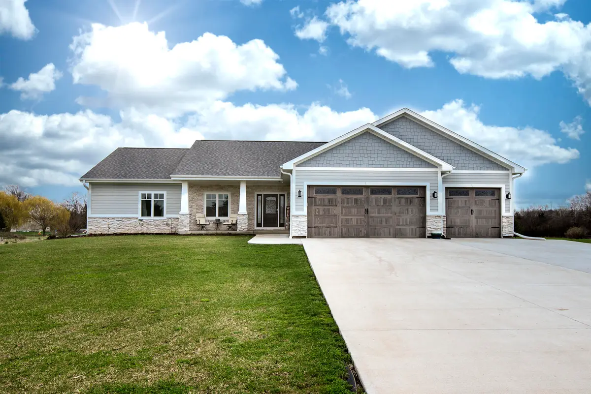 638 Red Oak Dr, Summit, WI 53066 - #1