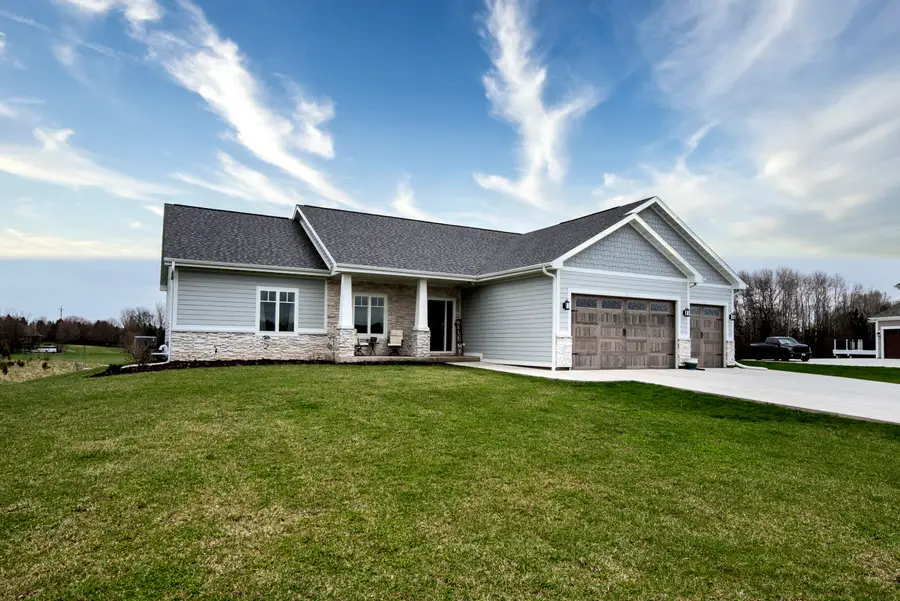 638 Red Oak Dr, Summit, WI 53066 - #3