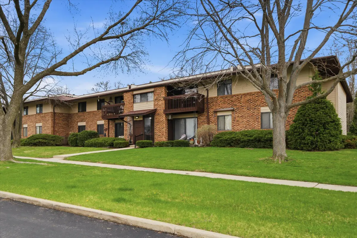 345 Park Hill Dr, Pewaukee, WI 53072 - #1