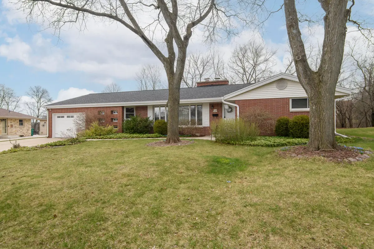 W160N8462 Donald Ct, Menomonee Falls, WI 53051 - #1