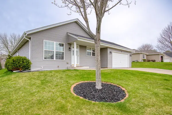 221 Pioneer Dr, Johnson Creek, WI 53038