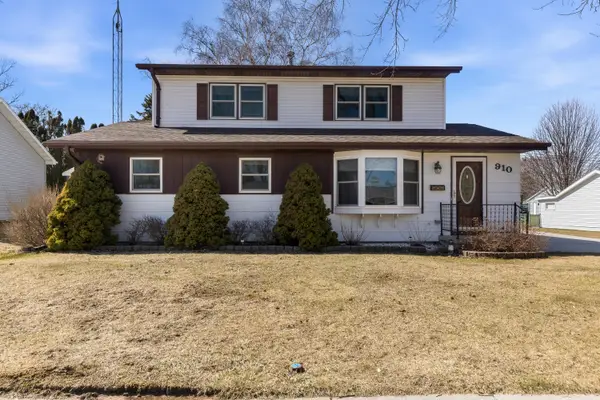 910 Lawton Ter, Manitowoc, WI 54220