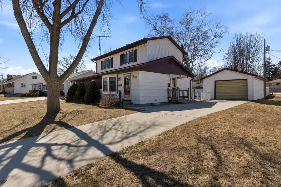 910 Lawton Ter, Manitowoc, WI 54220 - #2