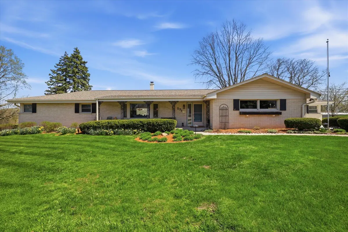 531 Lookout Dr, Pewaukee, WI 53072 - #1