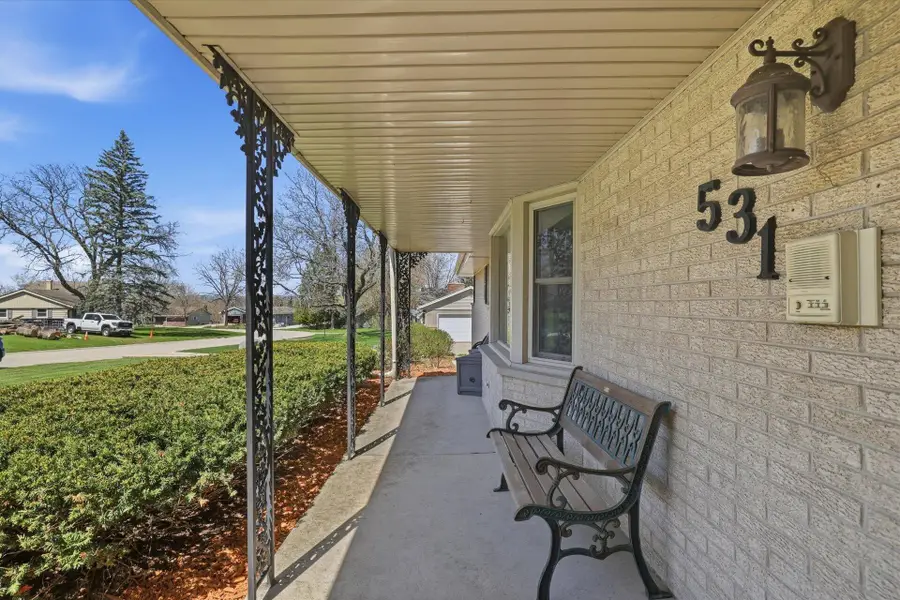 531 Lookout Dr, Pewaukee, WI 53072 - #2