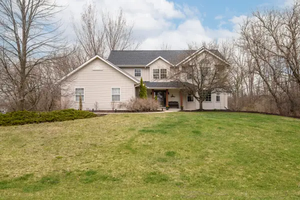 412 E Red Pine Cir, Dousman, WI 53118