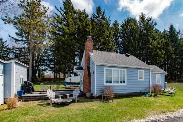 N5071 Lake Dr, Hubbard, WI 53034