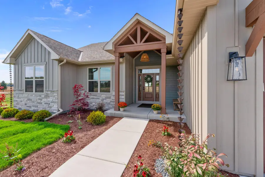 2110 Highland Way, Pewaukee, WI 53177 - #2