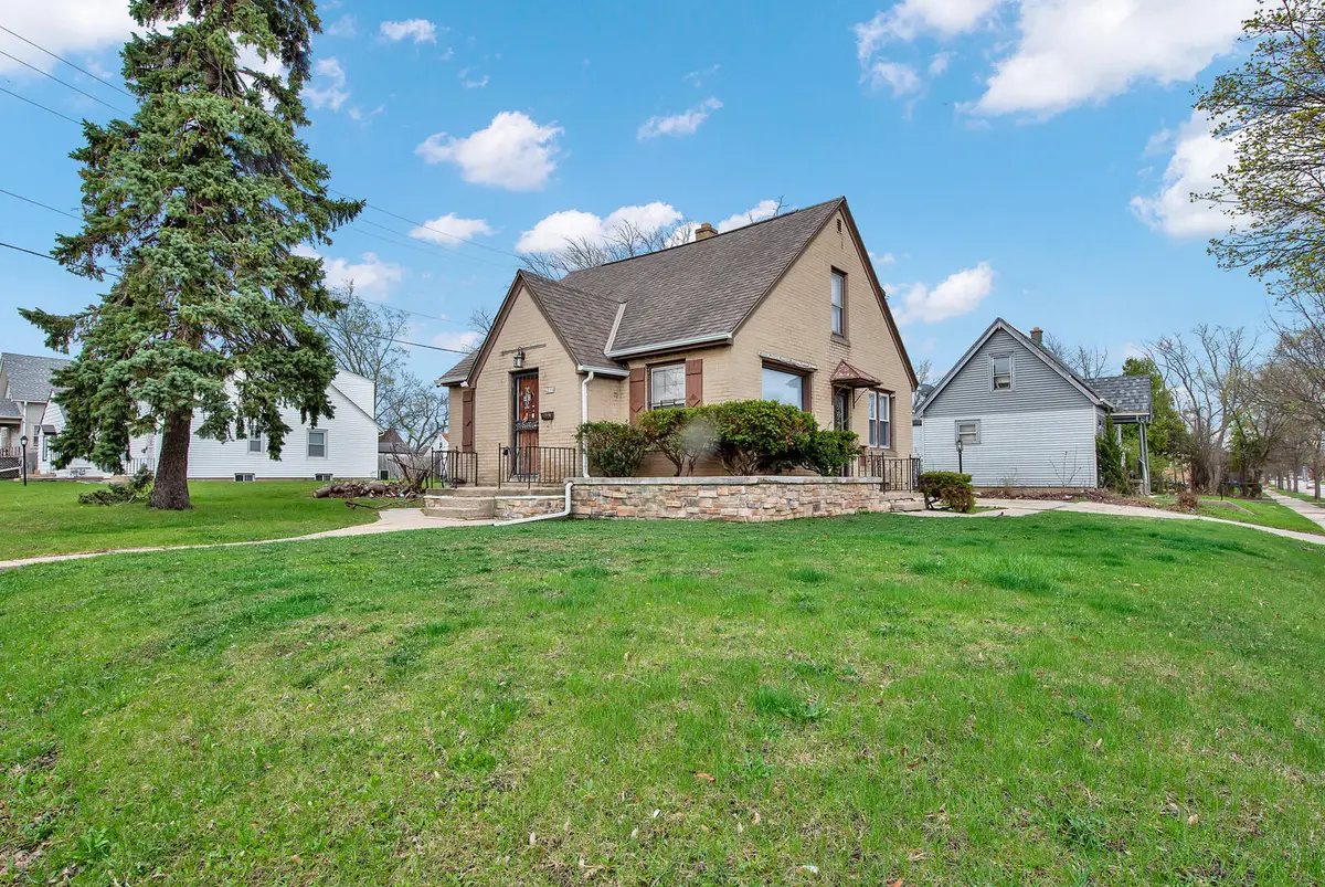 4235 W Fairmount Ave, Milwaukee, WI 53209 - #1