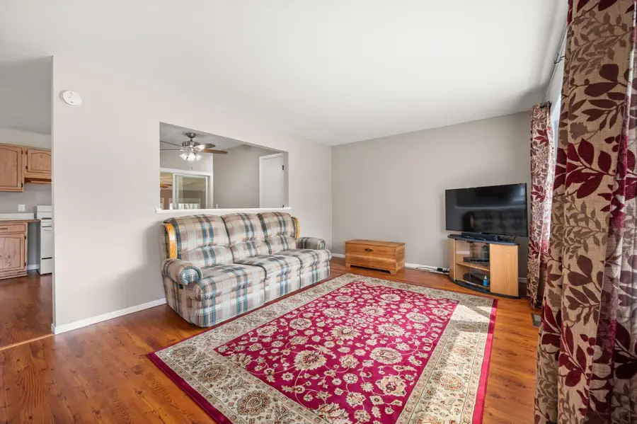 905 Lakeview Dr, Silver Lake, WI 53170 - #3