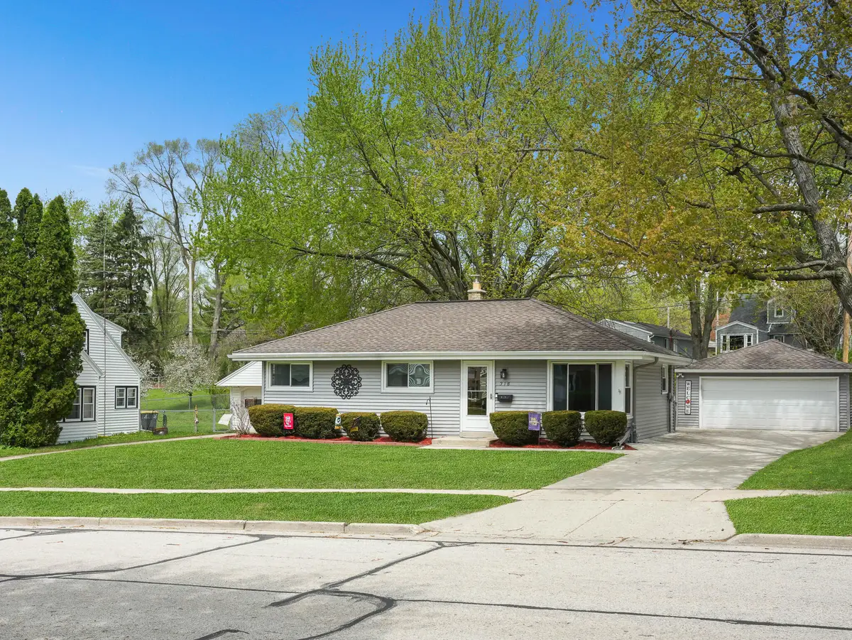 318 Dodie Dr, Waukesha, WI 53189 - #1